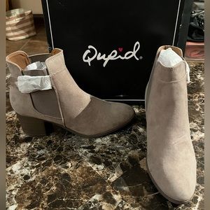 Beige heeled bootie